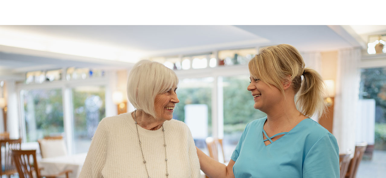 Pflegekraft mit Bewohner