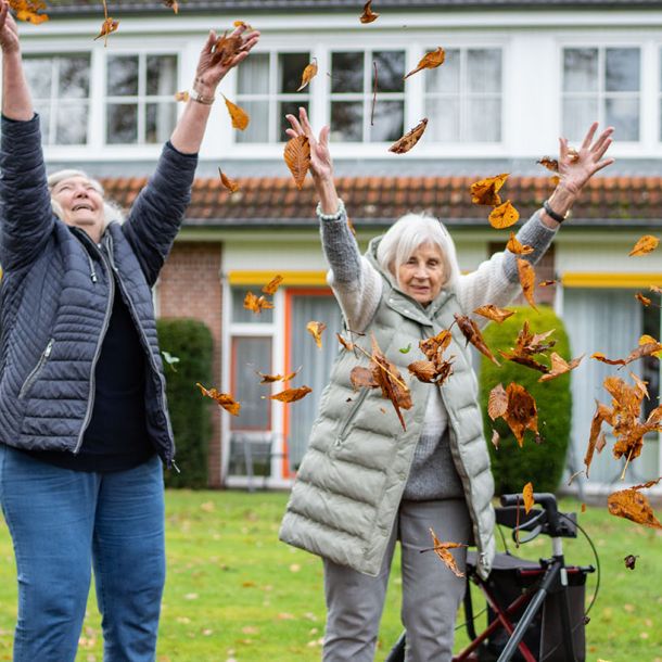 Spielen im Laub