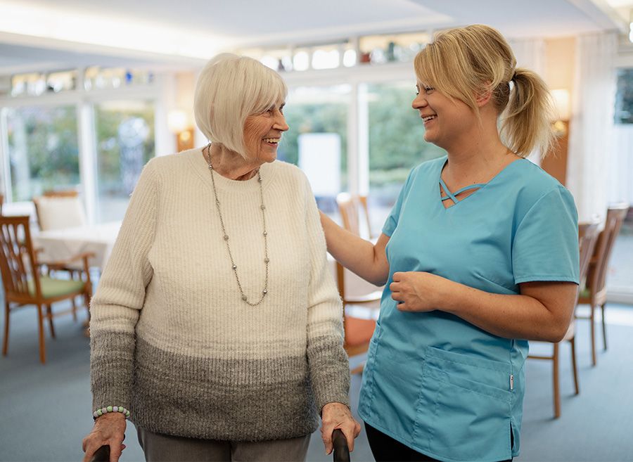 Pflegekraft und Bewohner